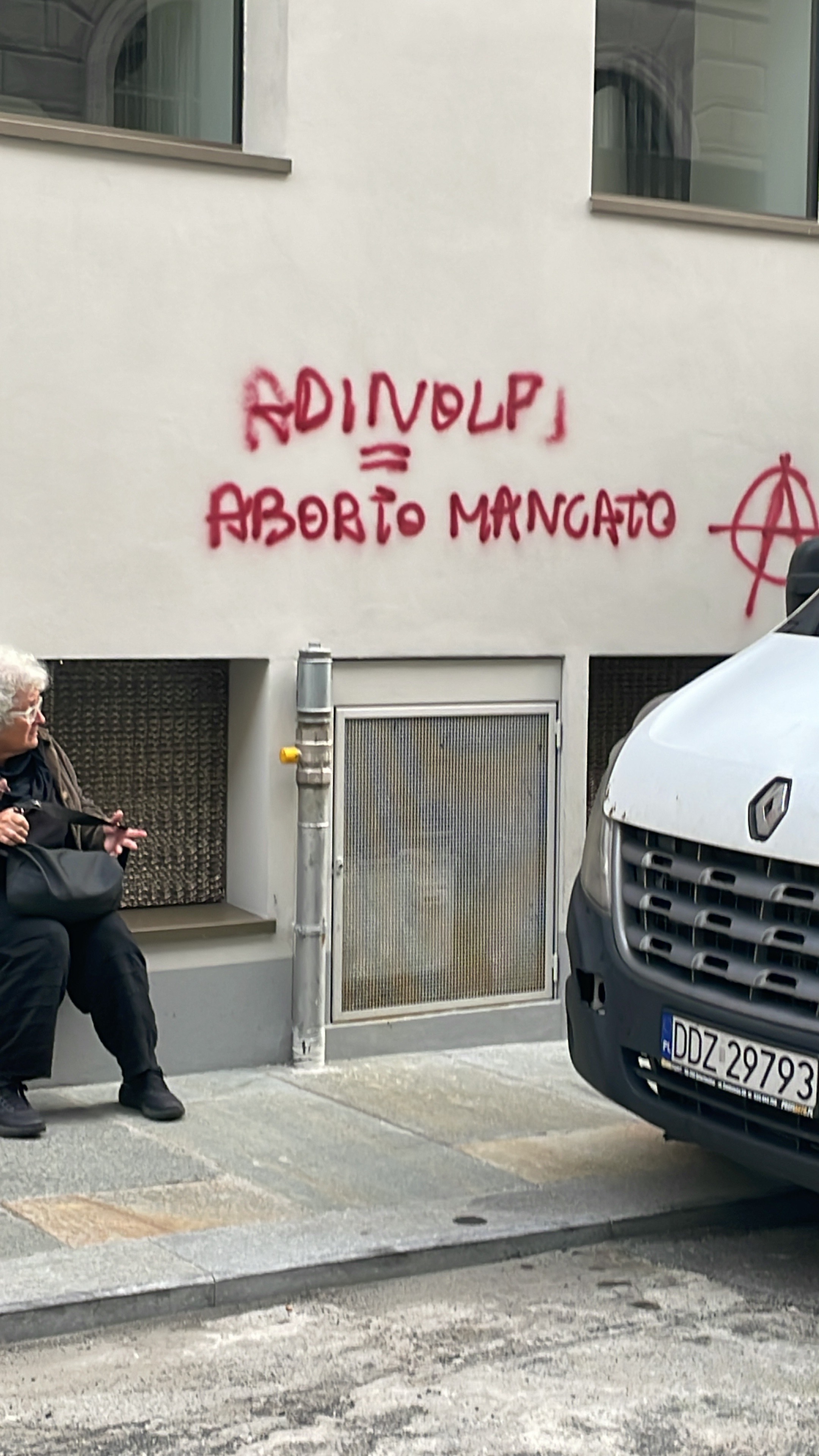 Convegno su “Per una vera Tutela sociale della maternità”, bloccato dalle femministe.